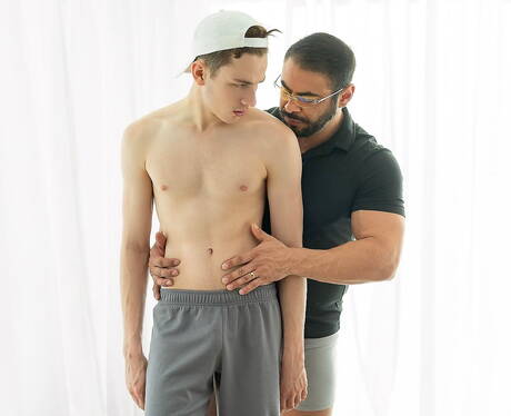 El musculoso mexicano Draven Navarro y el guapo estadounidense Tyler Tanner se chupan y se follan mutuamente