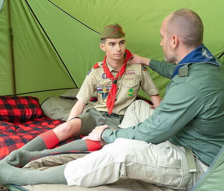 魅力的な仲間のホールデン・ヘルナンデスと美しい仲間のマックスウェル・ドーソンは、チンコを吸った後にファックします