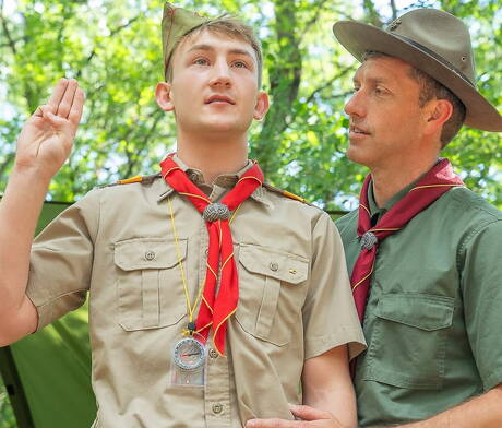 ホットなアメリカ人、たくましいコルトン・フォックスと毛深いスタッドライアン・セント・マイケルが屋外で熱いアナルファックアクションを披露