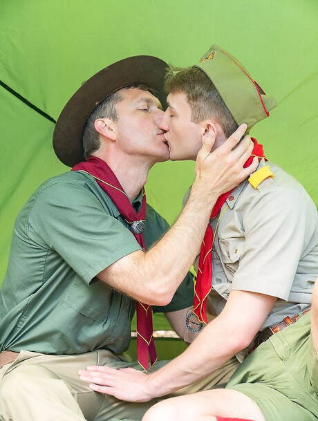 ホットなアメリカ人、たくましいコルトン・フォックスと毛深いスタッドライアン・セント・マイケルが屋外で熱いアナルファックアクションを披露