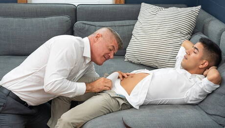 アメリカの成熟した熊ディロン・ストーンとラテンの若いミロ・マイルズが熱い尻を激しく突き上げる