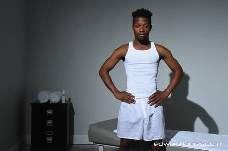 有名なアメリカ人、スーパースタッドのデボネアとハンサムな男のマーカス・クーパーが服を脱いで素敵なお尻を見せる