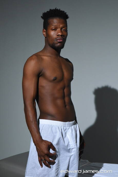 有名なアメリカ人、スーパースタッドのデボネアとハンサムな男のマーカス・クーパーが服を脱いで素敵なお尻を見せる