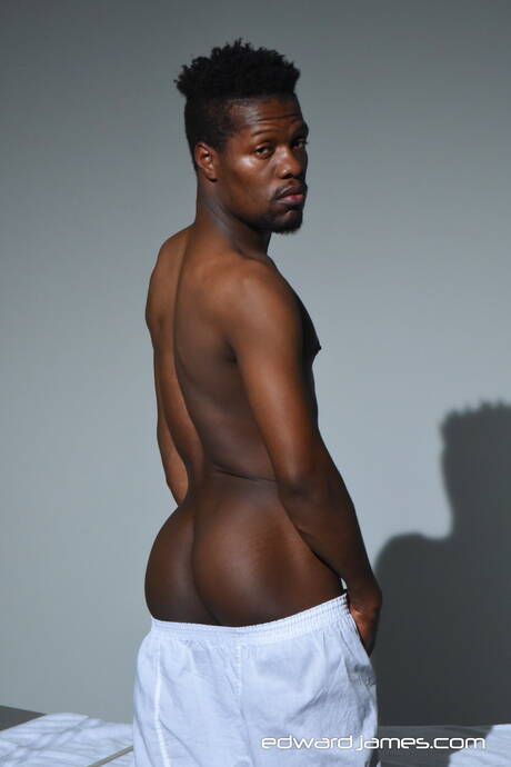 有名なアメリカ人、スーパースタッドのデボネアとハンサムな男のマーカス・クーパーが服を脱いで素敵なお尻を見せる