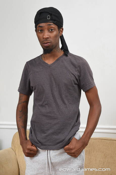 Lo stallone di ebano Blaine Porter e il robusto Robbie Dash si scopano il culo dopo aver succhiato il cazzo