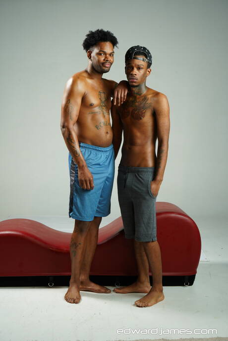 Tough guy Phoenix and stud Unlimited Creamz have a good oral sex