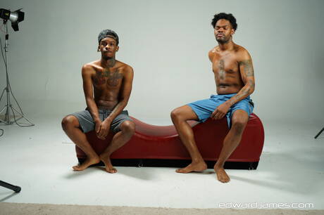 Tough guy Phoenix and stud Unlimited Creamz have a good oral sex