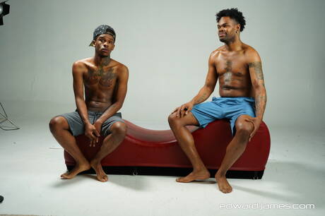 Tough guy Phoenix and stud Unlimited Creamz have a good oral sex