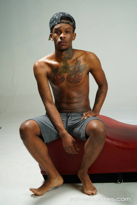 Tough guy Phoenix and stud Unlimited Creamz have a good oral sex