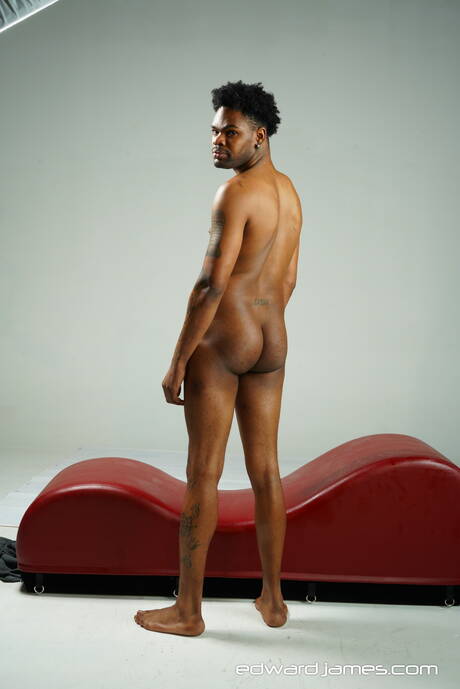 Tough guy Phoenix and stud Unlimited Creamz have a good oral sex