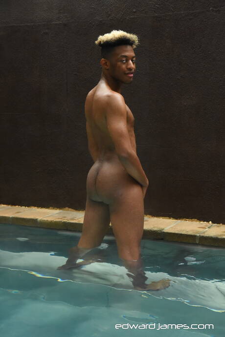 Le musclé Hakunabad et le beau mec Marcus Cooper se sucent et se baisent dans la piscine