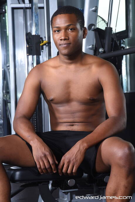 Il muscoloso Debonair e il muscoloso Mr. Ceo Longstroke si scopano il culo dopo un pompino