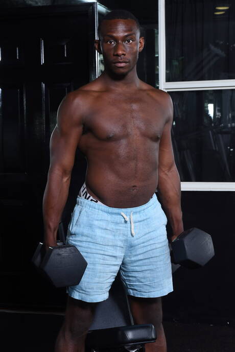 Hübsche amerikanische Kerle, der haarige Hengst Adonis Couverture und der Muskelprotz Parker Payne, haben harten Analsex