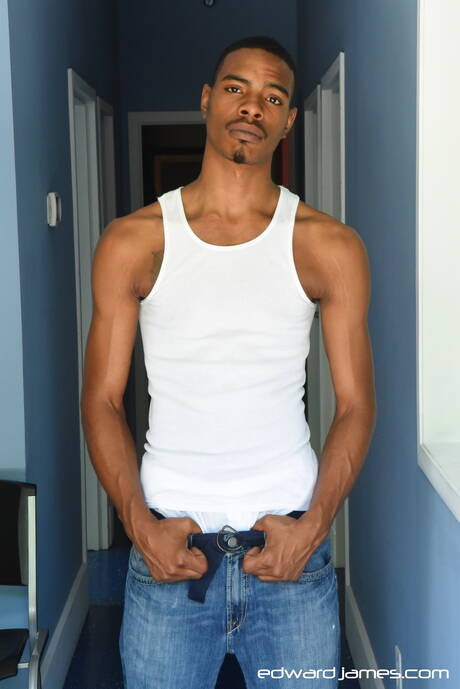 잘생긴 남자 맥 대디와 힘센 남자 마리 밀즈가 멋진 항문 섹스를 즐긴다