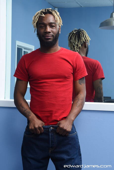 I ragazzi eccitati Debonair, Phoenix e Tru in un bollente trio anale