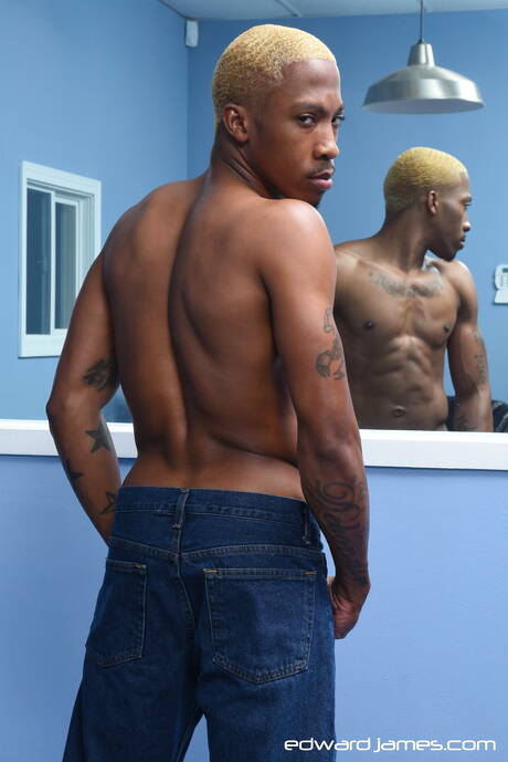 I ragazzi eccitati Debonair, Phoenix e Tru in un bollente trio anale