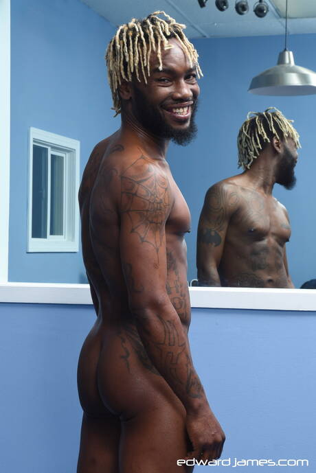 I ragazzi eccitati Debonair, Phoenix e Tru in un bollente trio anale