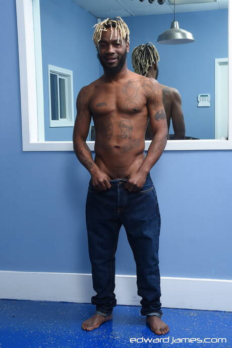 I ragazzi eccitati Debonair, Phoenix e Tru in un bollente trio anale