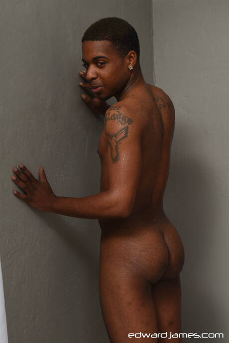 Hunky guy Savage Moore and hunky guy Unasti drilling an ass in hot shower