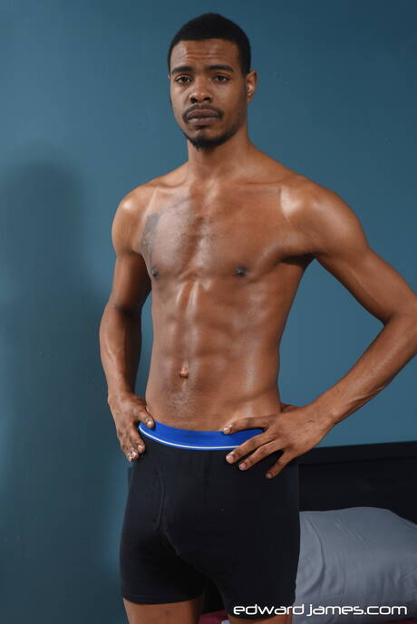 I ragazzi americani sexy e muscolosi Mack Daddy e lo stallone Debonair fanno del buon sesso