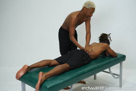 Les copains excités Blaisen Shon, King Assassin et Sam Unasti dans une action de baise anale à trois torride