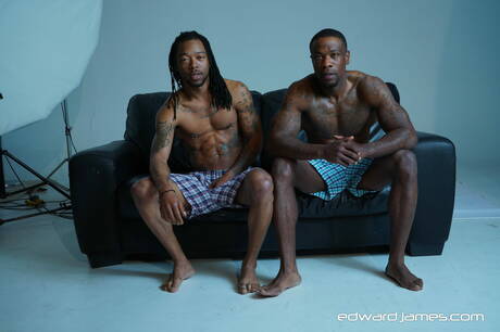 ハスキーな男クエイクとイケメンボビー・ビーストが熱い同性愛シーンに出演