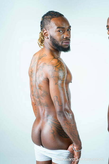 Il super stallone Chy The Freak e il muscoloso Phoenix si succhiano e si scopano a vicenda