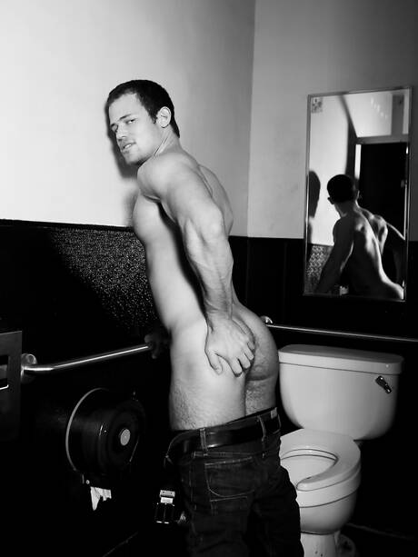 Die berühmten Amerikaner, der muskulöse Andres Moreno und der Otter Kurtis Wolfe, haben harten Analsex in der Badewanne