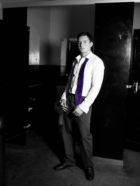 有名なアメリカ人、筋肉質のアンドレス・モレノとカワウソのカーティス・ウルフがお風呂でハードなアナルセックスをする