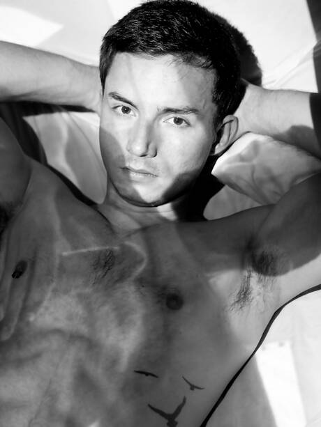 有名なアメリカ人、筋肉質のアンドレス・モレノとカワウソのカーティス・ウルフがお風呂でハードなアナルセックスをする