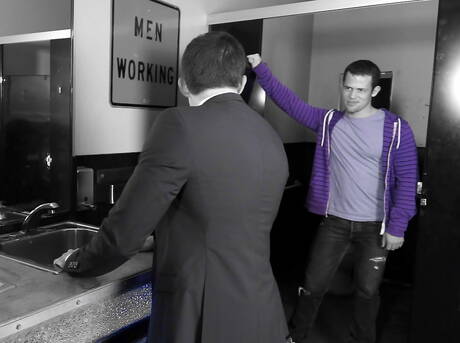 有名なアメリカ人、筋肉質のアンドレス・モレノとカワウソのカーティス・ウルフがお風呂でハードなアナルセックスをする