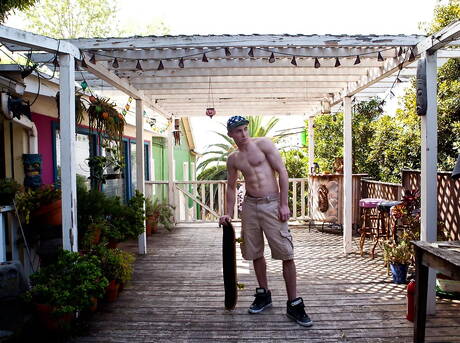 Il toro forte Jed Atkinson si spoglia e mostra il suo sedere sotto la doccia calda