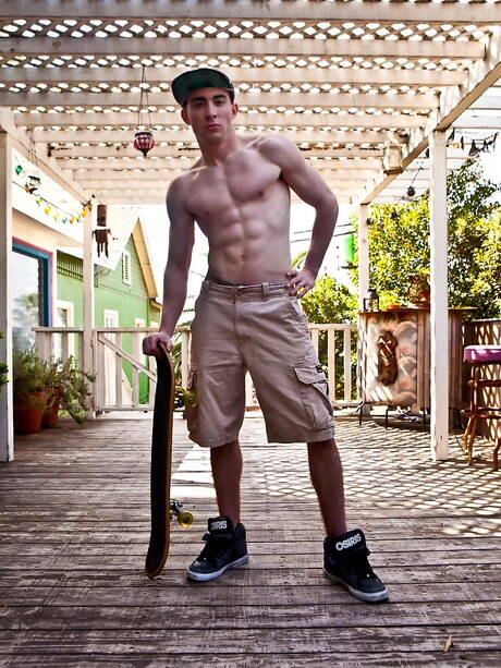 Il toro forte Jed Atkinson si spoglia e mostra il suo sedere sotto la doccia calda