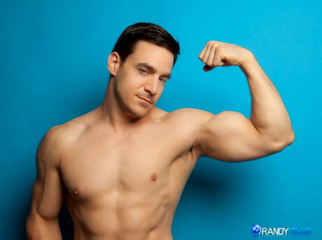 Les mecs sexy Austin Wolf, Chris Rockway et Jordan Levine ont des relations sexuelles anales à trois