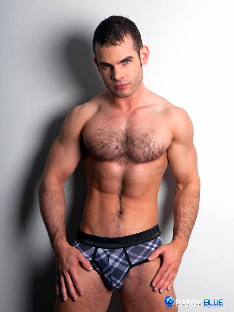 Le pornostar americane Abele Place e il culturista Caleb Strong si scopano il culo dopo un pompino