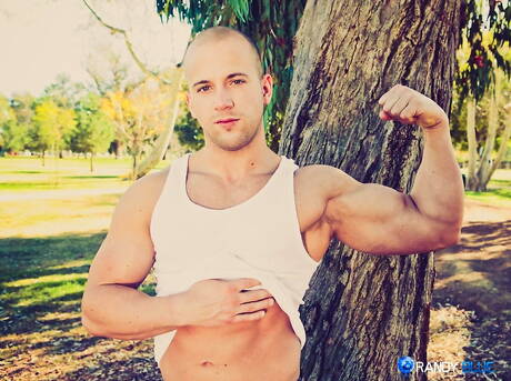 Der muskulöse Jason Stonebrook wichst draußen seinen Schwanz