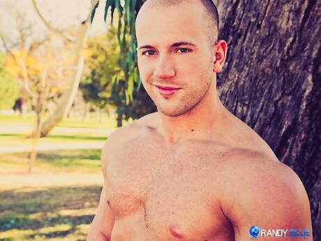 Der muskulöse Jason Stonebrook wichst draußen seinen Schwanz