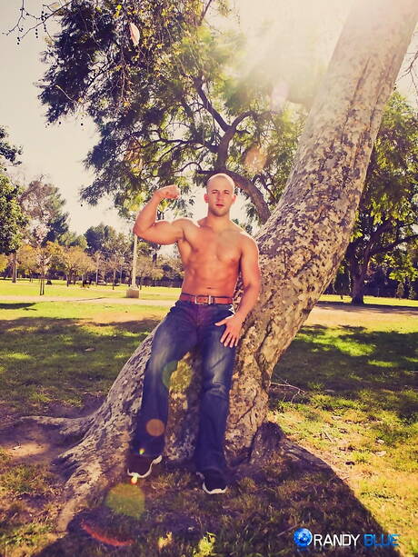 Der muskulöse Jason Stonebrook wichst draußen seinen Schwanz