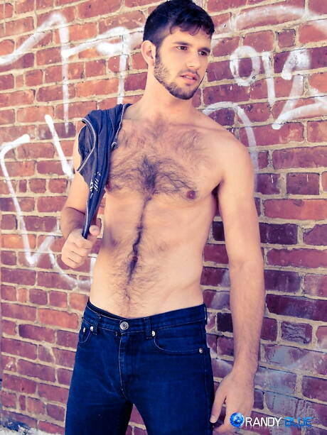 Amerykański kudłaty ogier Jimmy Fanz masturbuje się na zewnątrz