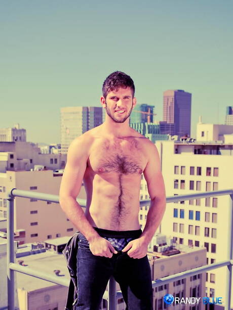 Il peloso stallone americano Jimmy Fanz si masturba all