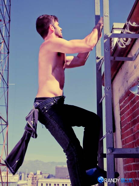 Amerykański kudłaty ogier Jimmy Fanz masturbuje się na zewnątrz