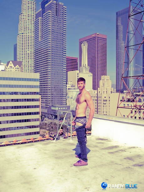 Amerykański kudłaty ogier Jimmy Fanz masturbuje się na zewnątrz