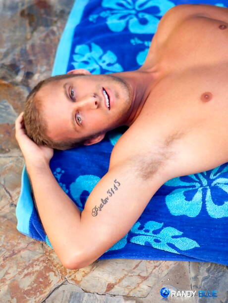 Muskelprotz Grant Fisher posiert nackt und zeigt heißen Arsch am Pool