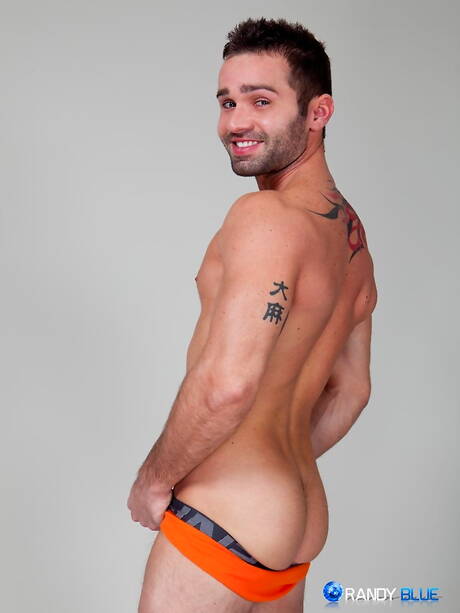 超級帥哥 Drew Blaze 用他的雞巴自慰