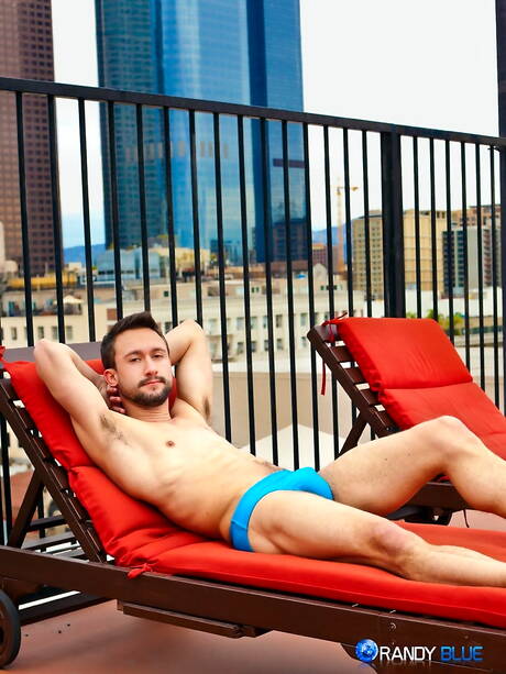 Knappe kerel Ben Olsen poseert naakt en laat zijn kont zien in de buitenlucht