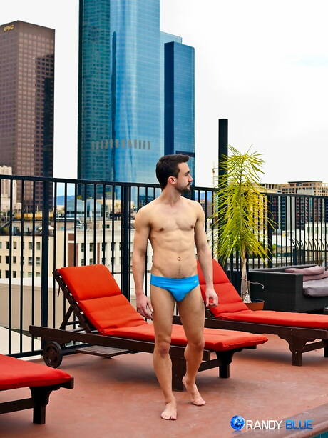 Knappe kerel Ben Olsen poseert naakt en laat zijn kont zien in de buitenlucht