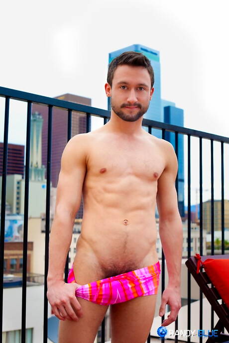 Knappe kerel Ben Olsen poseert naakt en laat zijn kont zien in de buitenlucht