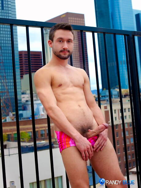 Knappe kerel Ben Olsen poseert naakt en laat zijn kont zien in de buitenlucht