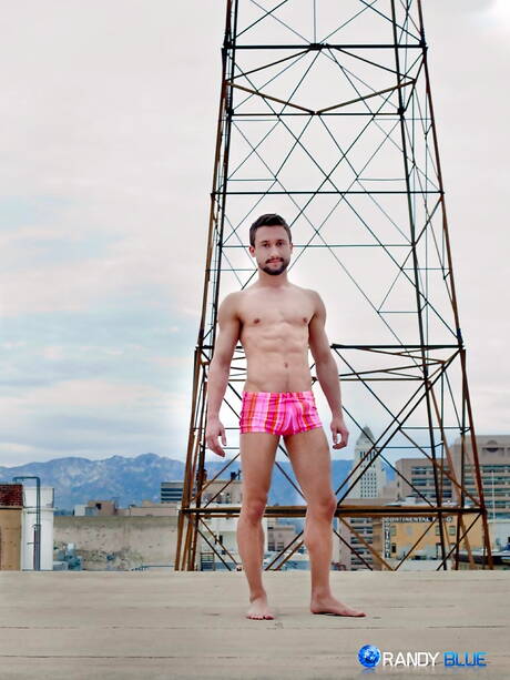 Knappe kerel Ben Olsen poseert naakt en laat zijn kont zien in de buitenlucht