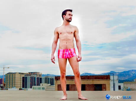 Knappe kerel Ben Olsen poseert naakt en laat zijn kont zien in de buitenlucht